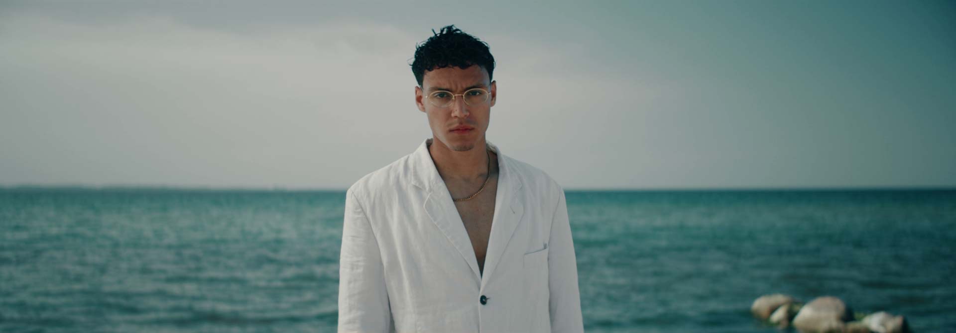 Anamorphes Fashion-Filmstill am Strand von Kiel aus I am here
